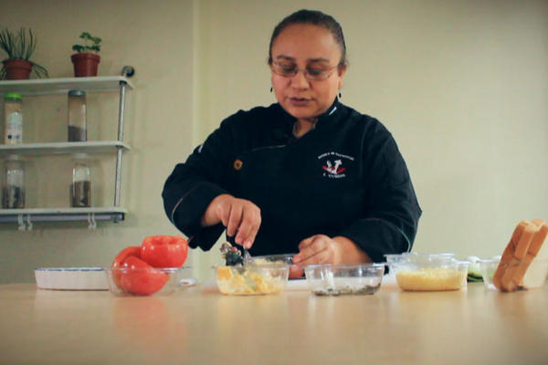 La chef Carina Grajeda de Sandoval muestra la preparación de los tomates horneados. (Foto Prensa Libre: Byron Aragón)