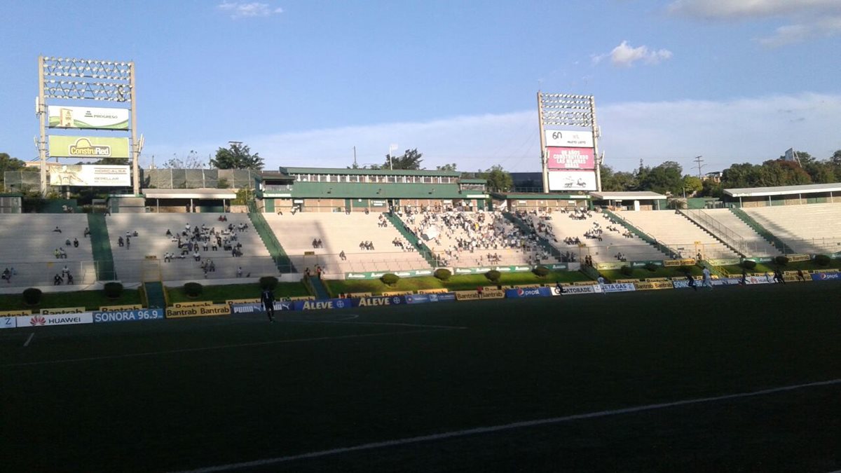 El público blanco se ha ausentado notoriamente del estadio Cementos Progreso. (Foto Prensa Libre: Norvin Mendoza)