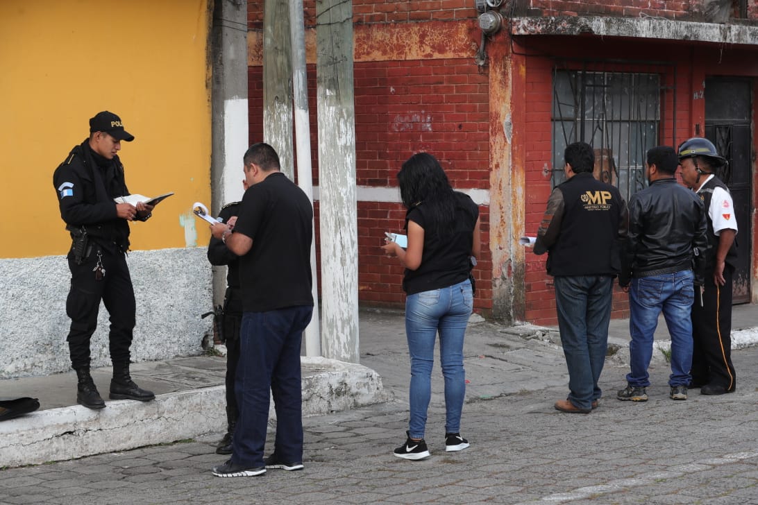 Agentes de la PNC y MP trabajan en el lugar del hallazgo de los cuerpos. (Foto Prensa Libre: Estuardo Paredes)