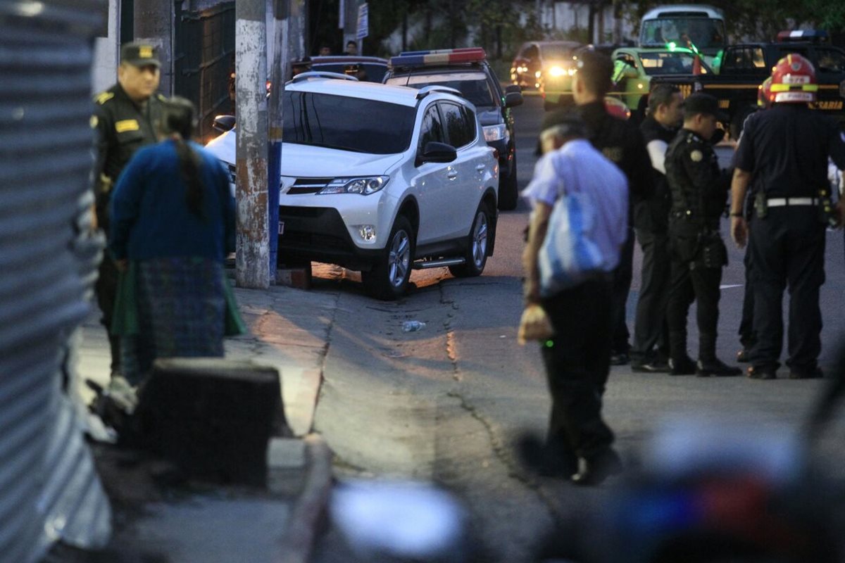 El vehículo quedó a un costado de un parqueo. Foto Prensa Libre: Carlos Hernández.