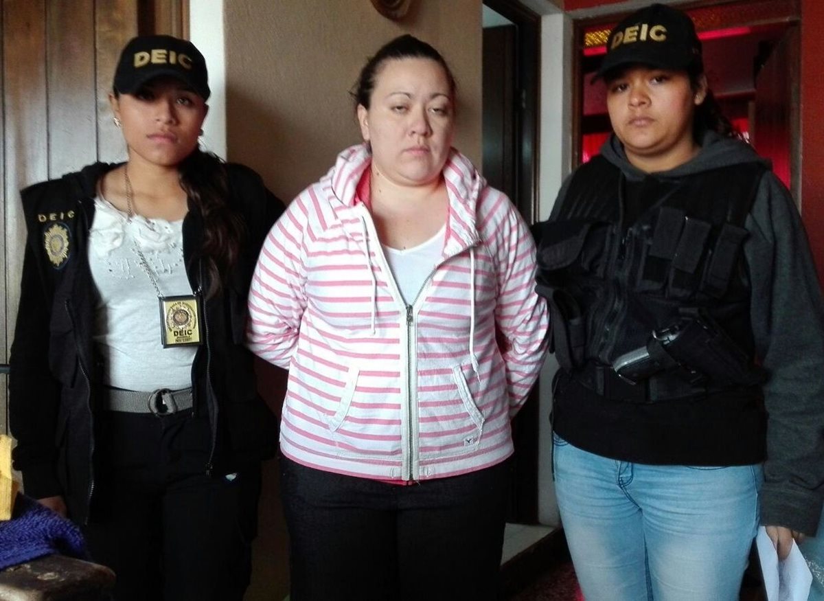 María Leonor de los Ángeles Recinos Ricci fue capturada por los delitos de usurpación de calidad, uso de documentos falsificados y estafa propia (Foto Prensa Libre: cortesía)