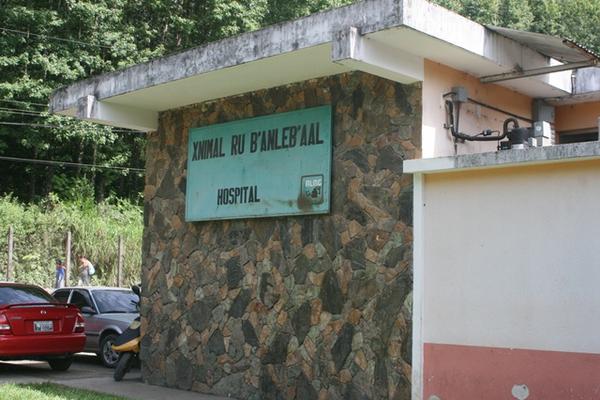 Fachada de la morgue de Cobán, a donde fueron llevados los cadáveres de los comerciantes de cardamomo. (Foto Prensa Libre: Ángel Martín Tax).