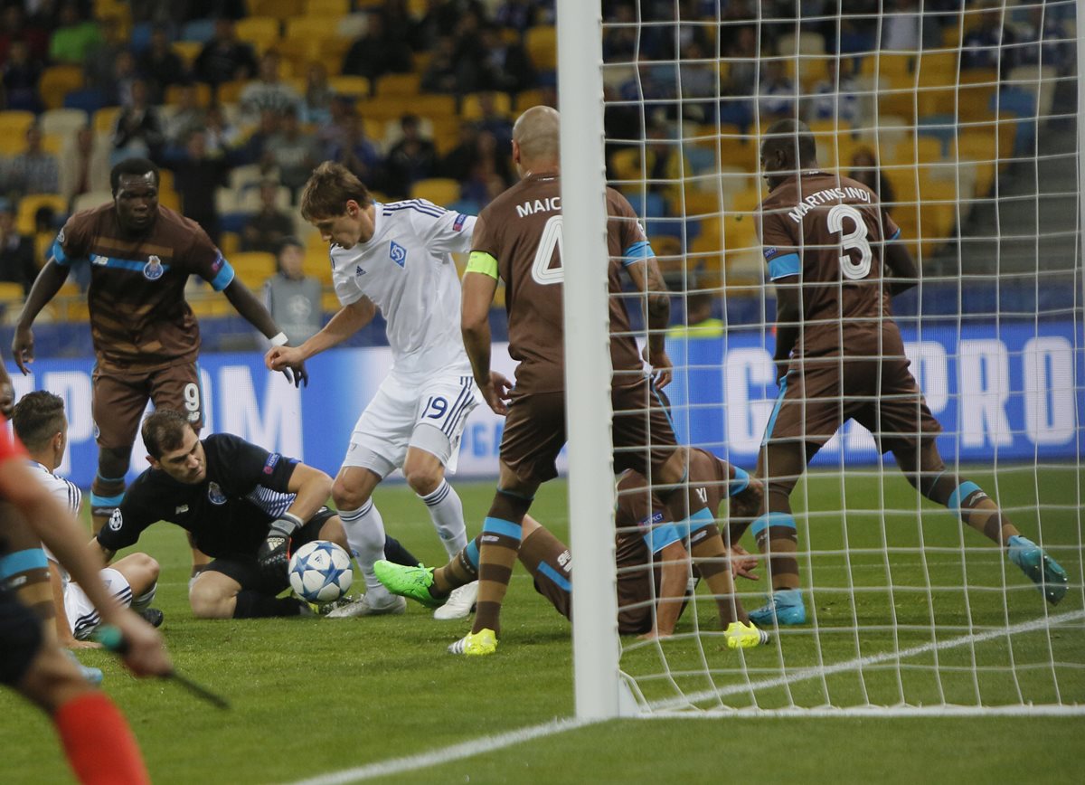 Iker Casillas se estrenó con el Porto en la Liga de Campeones. (Foto Prensa Libre: EFE)