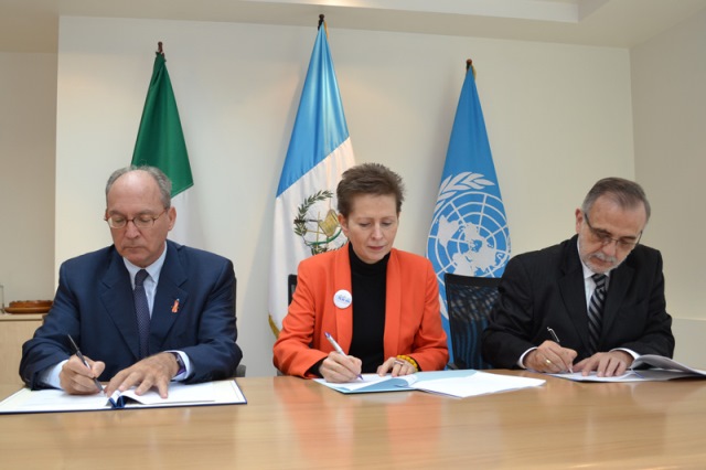 Fabrizio Pignatelli, Valerie Julliand e Iván Velásquez firman el convenio de cooperación. (Foto Prensa Libre: Cicig)