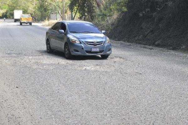 Vehículo pasa por el bache  ubicado en el kilómetro 182 de la ruta entre Chiquimula y  Esquipulas. (Foto Prensa Libre: Edwin Paxtor)