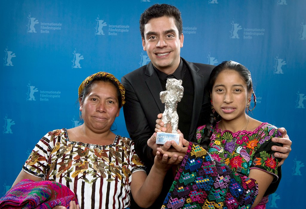 María Telón, Jayro Bustamante y María Mercedes Coroy, con el Premio Alfred Bauer Oso de Plata durante el Festival de Cine Berlinale, en Berlín. (Foto Prensa Libre: AP)