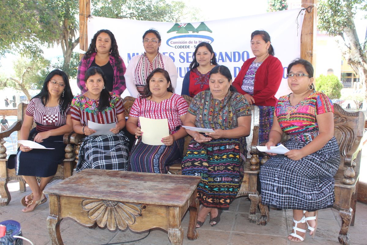 Representantes de grupos defensores de los derechos de la mujer dan a conocer peticiones por casos de crímenes contra féminas en Sololá. (Foto Prensa Libre: Ángel Julajuj)