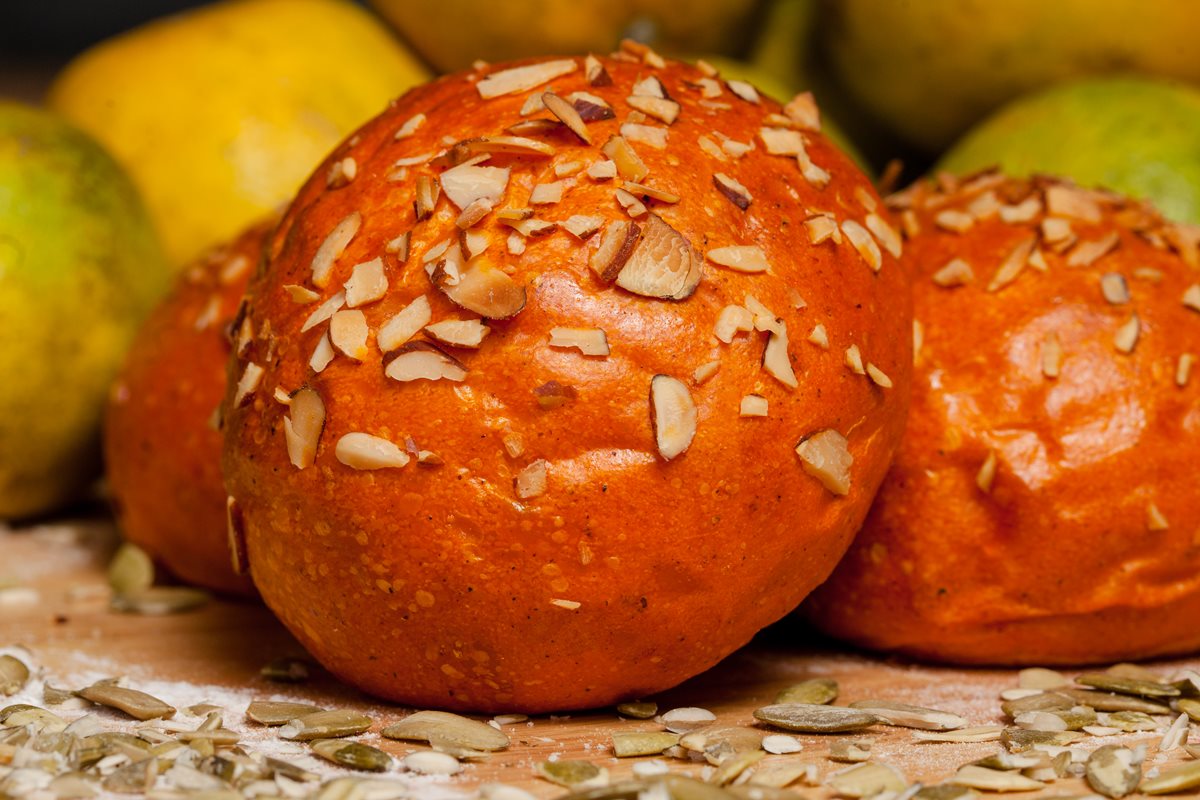 El pan de achiote y naranja es una excelente forma de darle un toque especial a sus sándwiches y hamburguesas. (Foto Prensa Libre: Juan Diego González).