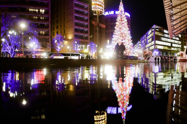 El árbol de Navidad iluminado cerca del mercado navideño en Berlín, Alemania(AP).