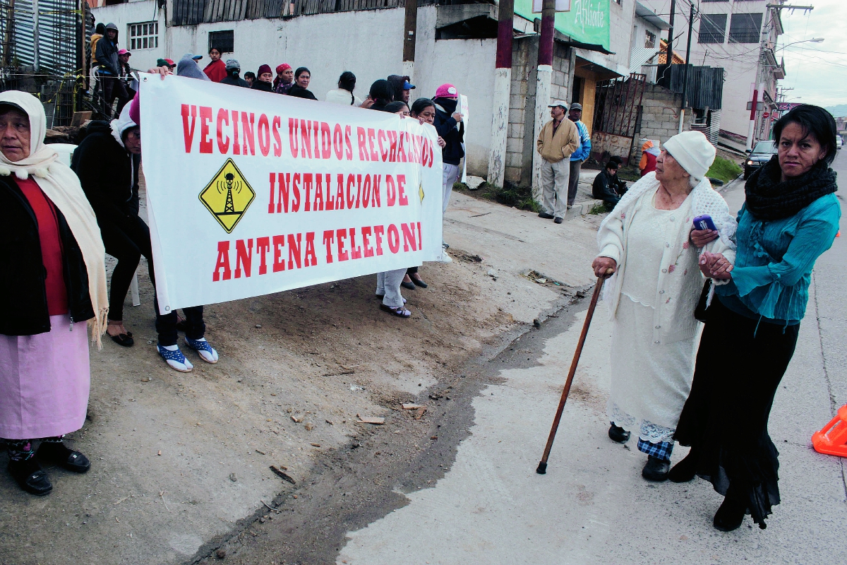 Vecinos de la zona 11 de Xela protestan contra la instalación de una antena telefónica. (Foto Prensa Libre: Carlos Ventura)