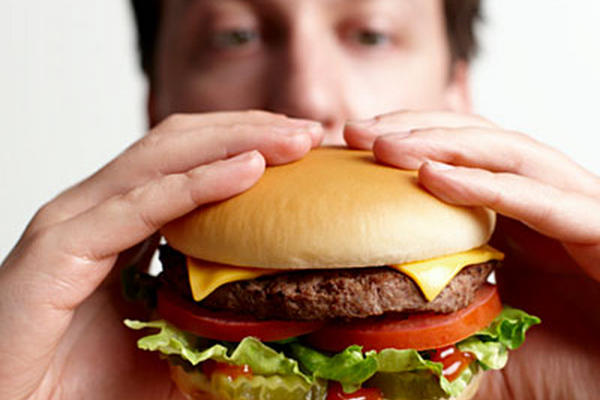 Muchas hamburguesas contienen grasas trans, que son malas para el organismo.