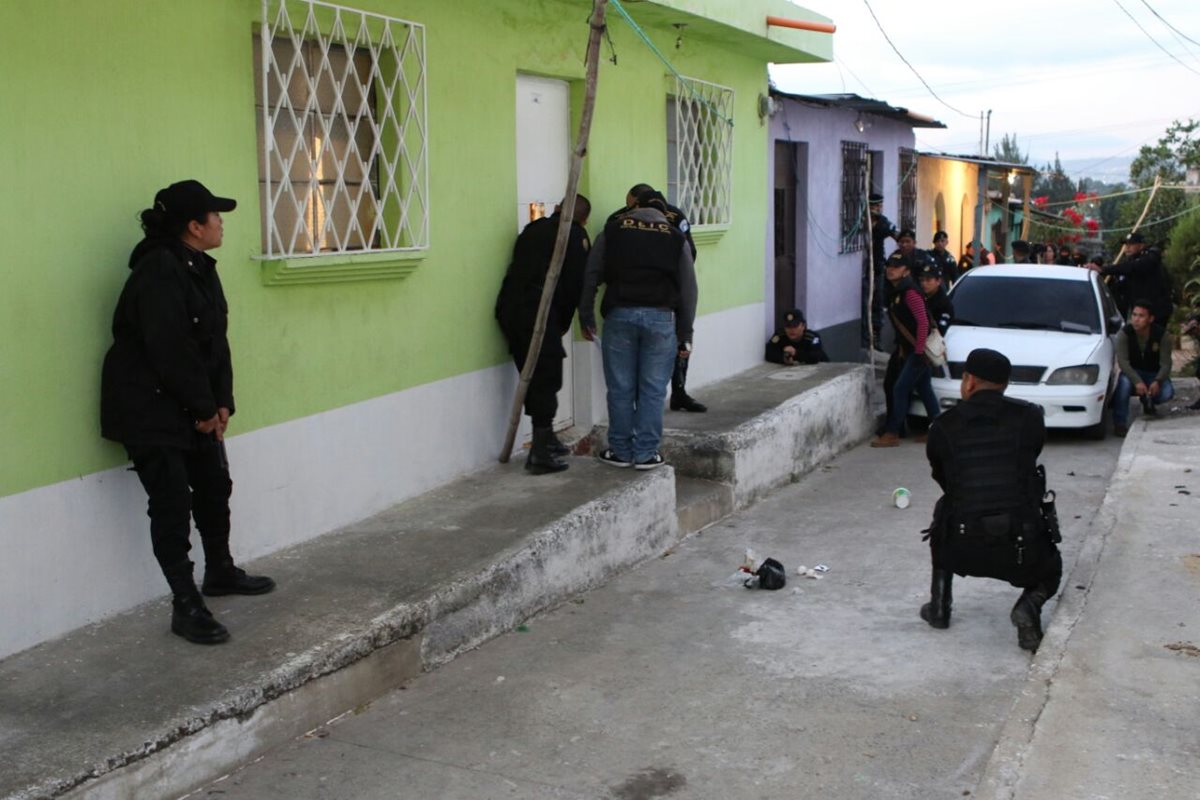 Agentes fiscales y de la policías allanan varias viviendas en busca de personas acusadas de extorsión. (Foto Prensa Libre: MP)