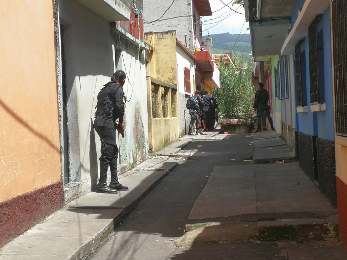 Policía durante operativo para capturar a los responsables. (Foto Prensa Libre: Estuardo Paredes)