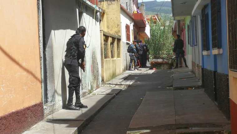 Policía durante operativo para capturar a los responsables. (Foto Prensa Libre: Estuardo Paredes)