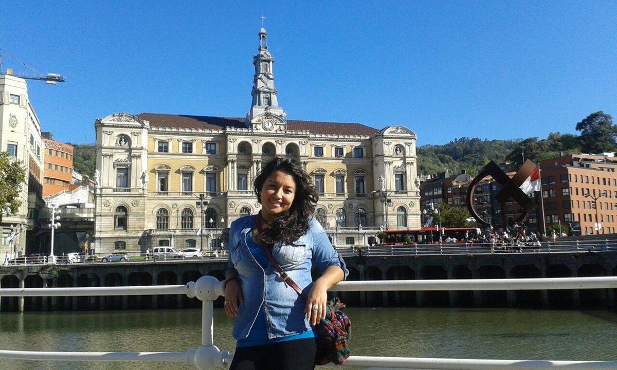 Idily Mérida posa frente al Ayuntamiento de Bilbao, España, donde reside desde hace dos años. (Foto Prensa Libre: María José Longo)