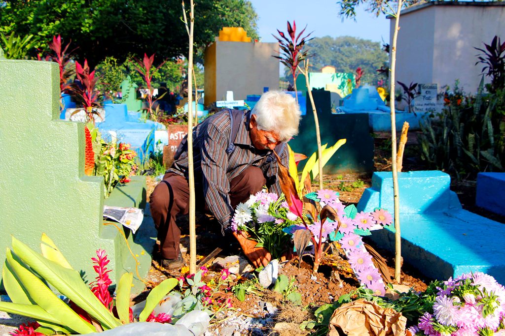 Anciano arregla la tumba de familiar en el cementerio de la cabecera de Retalhuleu. (Foto Prensa Libre: Rolando Miranda)