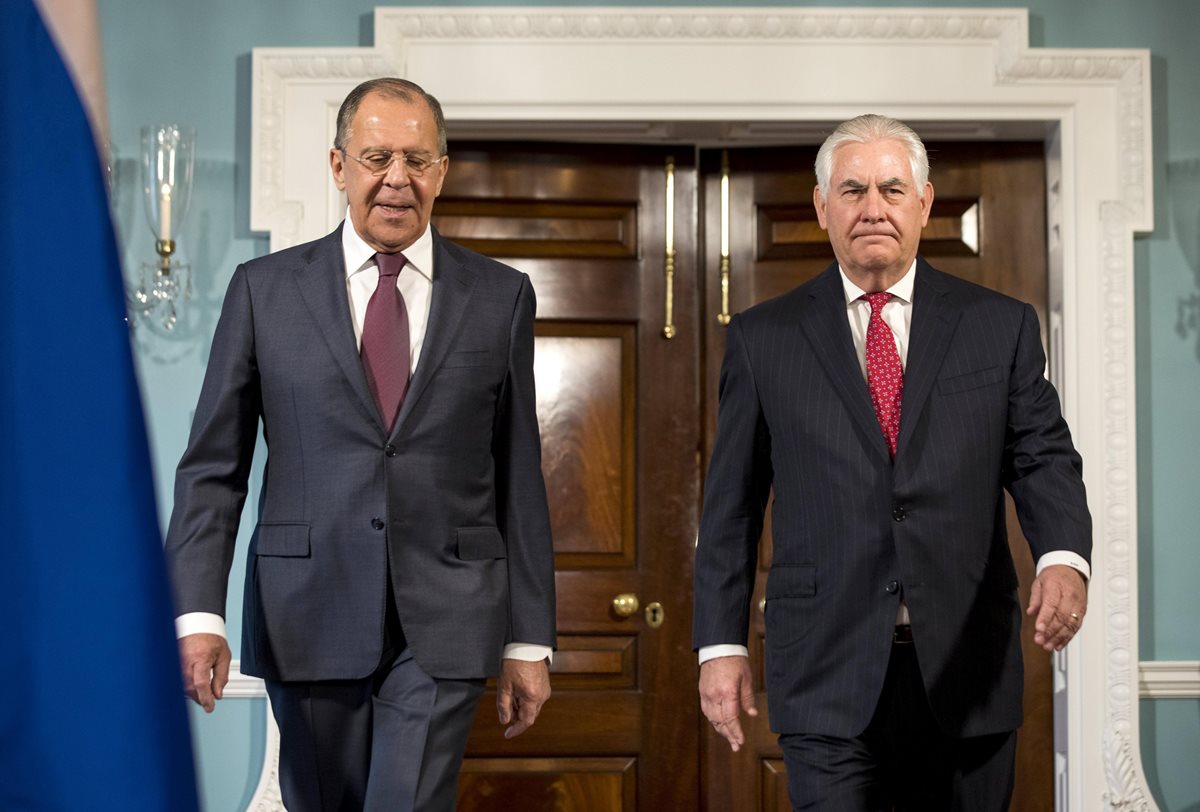 Lavrov -izquierda- tuvo una reunión con Rex Tillerson, secretario de Estado de EE. UU. (Foto Prensa Libre: EFE)