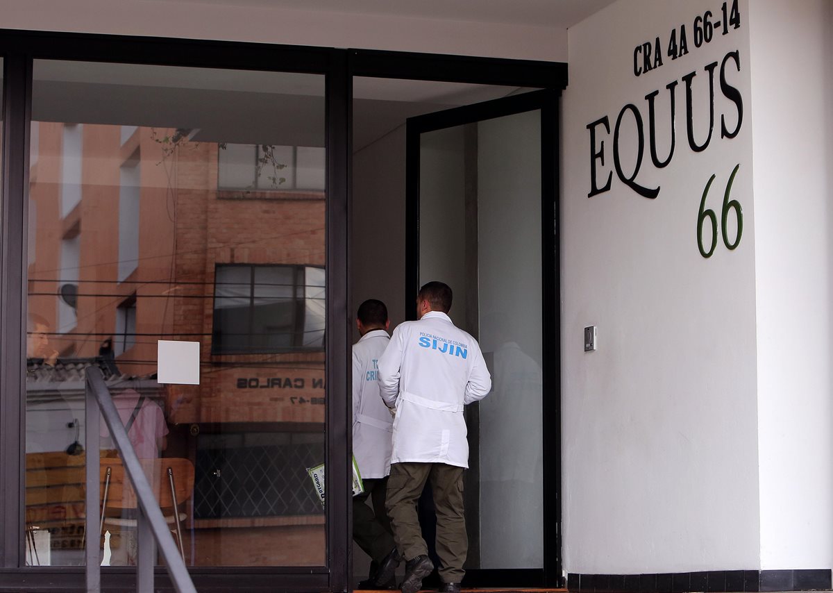 Forenses ingresan al edificio Equus, Bogotá, donde fue hallado el cadáver de Yuliana y el vigilante Fernando Merchán estaba de turno. (Foto Prensa Libre: EFE)