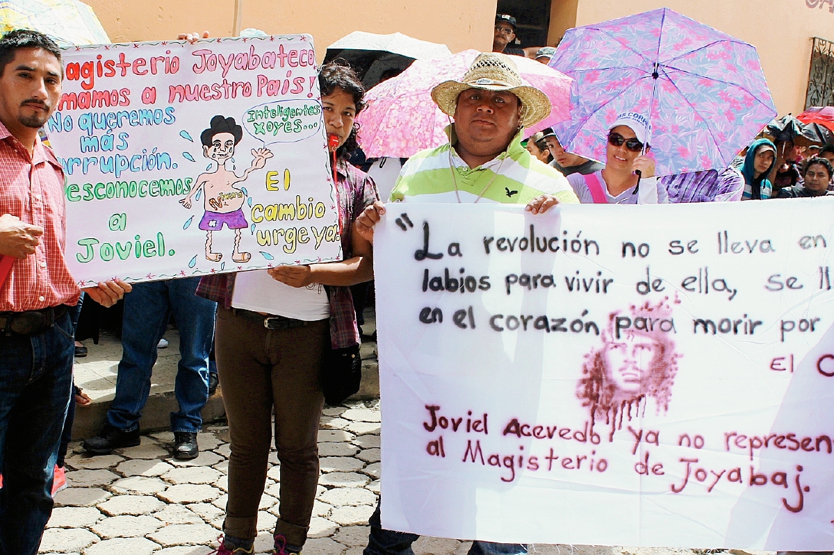 Maestros de Joyabaj, Quiché, llevaron pancartas con señalamientos contra el dirigente magisterial Joviel Acevedo. (Foto Prensa Libre: Óscar Figueroa)