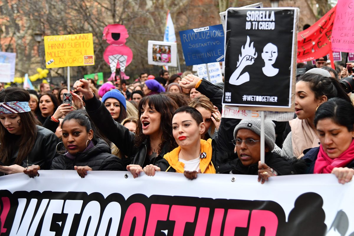 La actriz italiana Asia Argento (C) y la cantante estadounidense Rose McGowan, quienes acusan a Harvey Weinstein de asalto sexual, participan en una marcha organizada por el movimiento 'Non Una Di Meno' (Me too) como parte del International Día de la mujer en Roma.(Foto Prensa Libre:AFP).