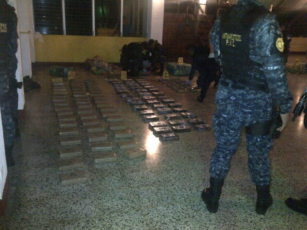 Parte de la droga decomisada por las autoridades, en Escuintla. (Foto Prensa Libre: PNC).