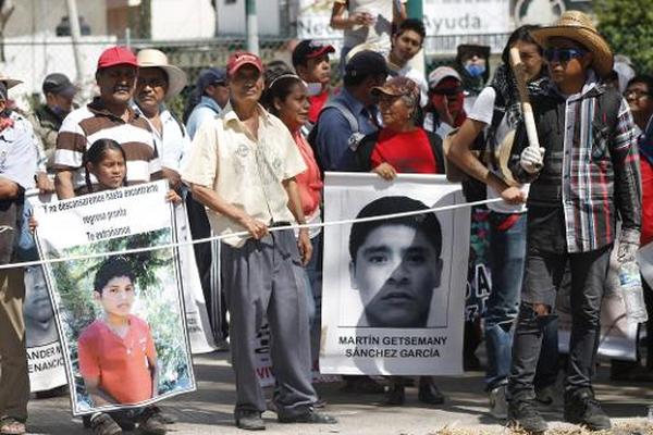 Los allegados de los 43 estudiantes mexicanos desaparecidos de Ayotzinapa demandan justicia. (Foto Prensa Libre: AFP)