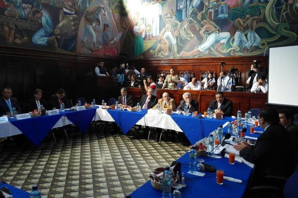 Jefes de bloque <strong>expusieron a Carías la necesidad de reducir el presupuesto 2015</strong>. (Foto Prensa Libre: E. Bercian)