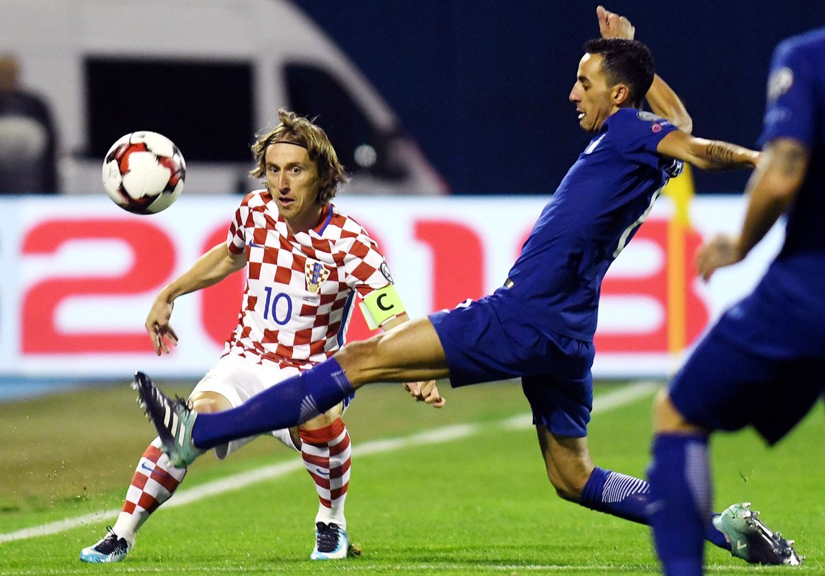 Luka Modric fue pieza clave para los croatas en el duelo de ida del repechaje. (Foto Prensa Libre: AFP)