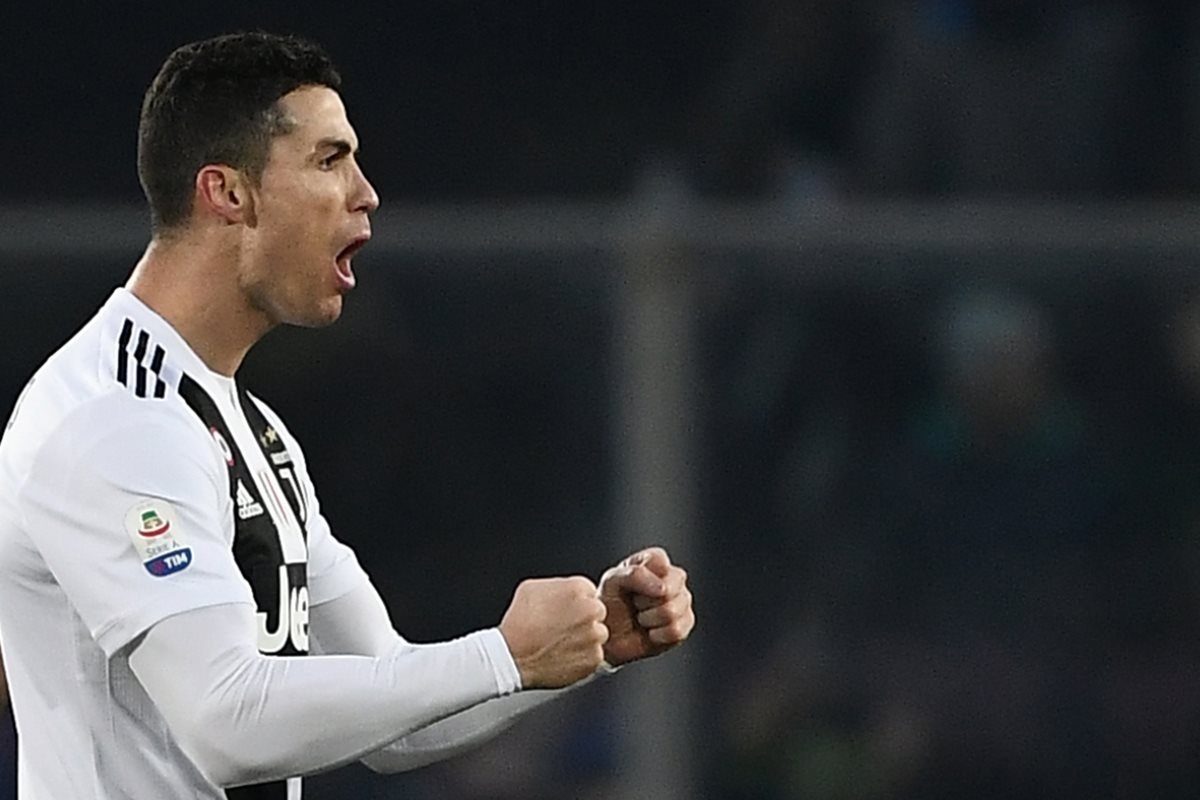 Cristiano Ronaldo anotó el gol del empate de la Juventus en su visita al Atalanta. (Foto Prensa Libre: AFP)