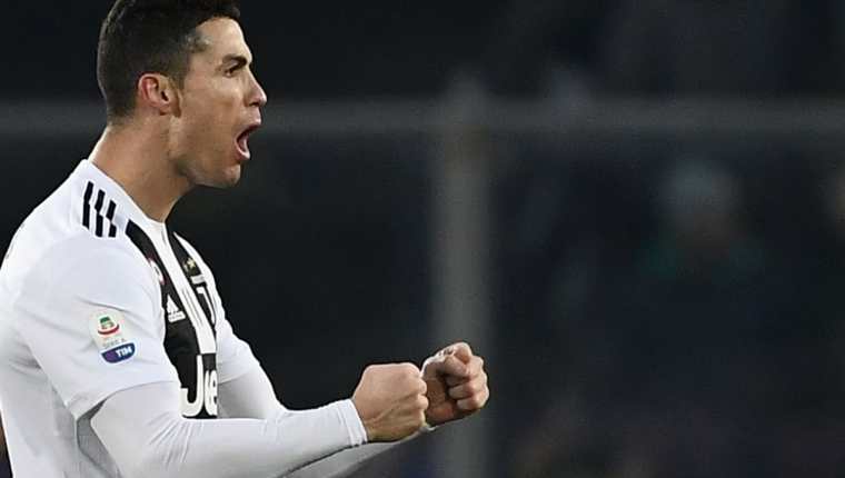 Cristiano Ronaldo anotó el gol del empate de la Juventus en su visita al Atalanta. (Foto Prensa Libre: AFP)