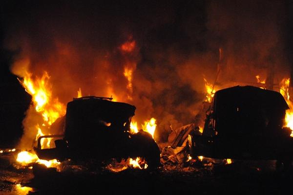 Dos tráileres arden en predio ubicado en San Sebastián, Retalhuelu. (Foto Prensa Libre, Jorge Tizol)<br _mce_bogus="1"/>
