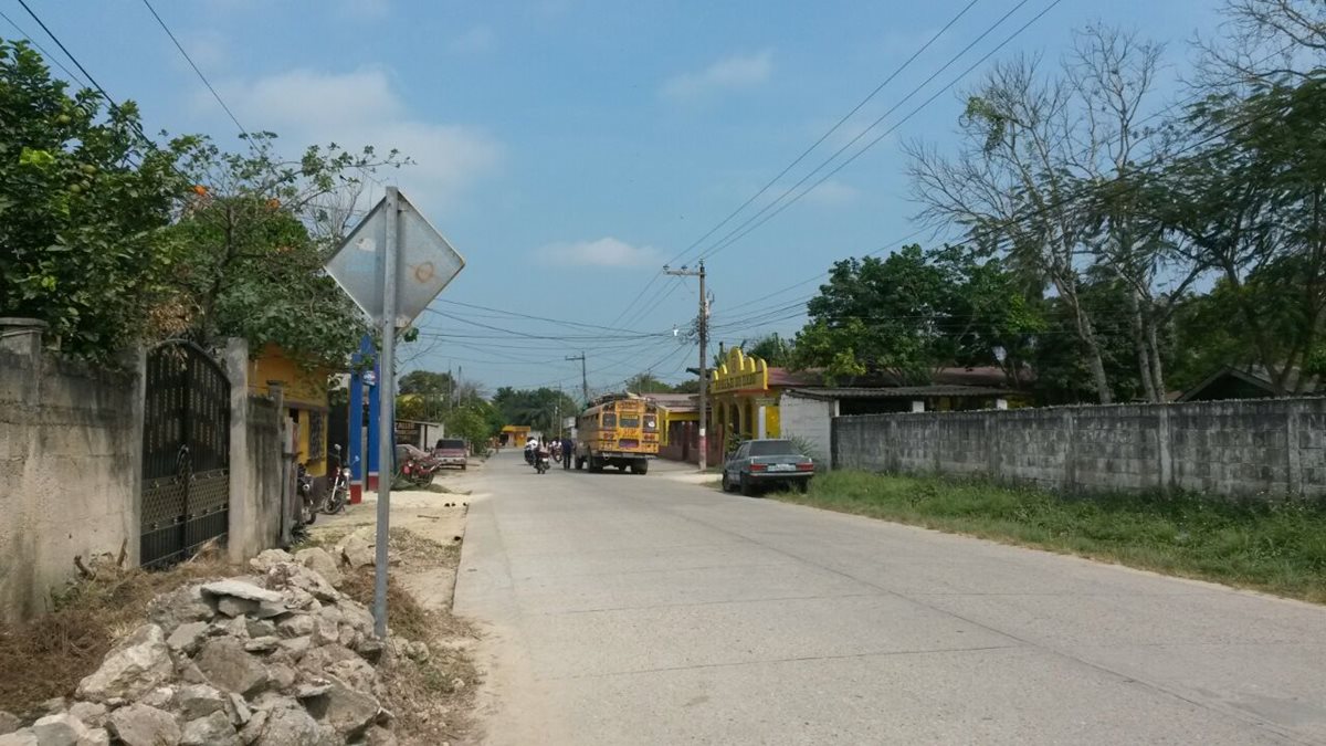 En una de las calles del barrio Las Tres Cruces, Poptún, Petén, fue atacado a balazos el presunto integrante de “los Zetas” Carlos Alberto Orrego Carrascosa. (Foto Prensa Libre:)