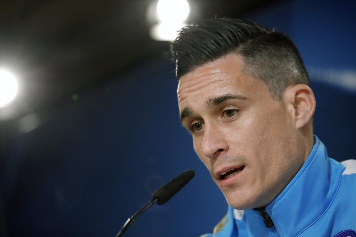 El centrocampista español del Nápoli José María Callejón durante la rueda de prensa ofrecida en el estadio Santiago Bernabéu previa al partido de ida de los octavos de final de la Liga de Campeones que mañana disputarán frente al Real Madrid.(Foto Prensa Libre:EFE).