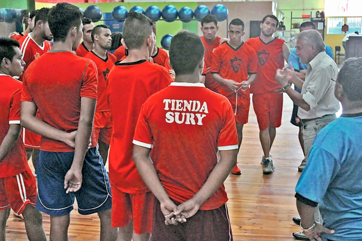Sergio Pardo tuvo su primer acercamiento con los jugadores de Coatepeque. (Foto Prensa Libre: Alexander Coyoy)