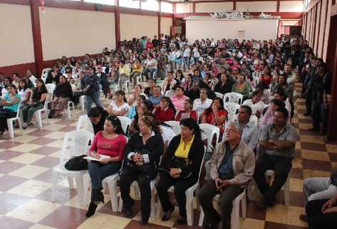 padres de  familia, en la entrega de instalaciones de  instituto normal.