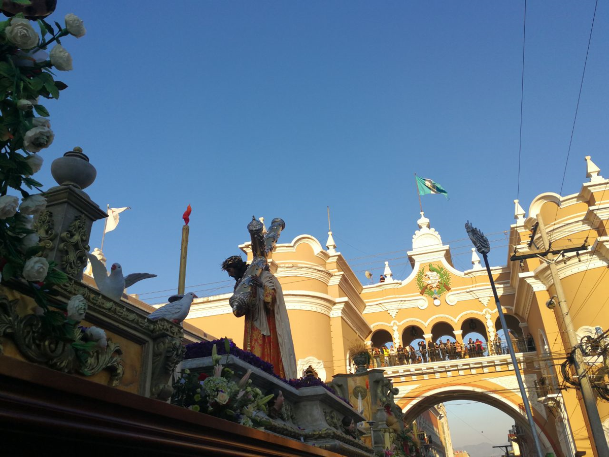 Jesús del Consuelo en su paso por el Arco de Correos, 7a. avenida y 12 calle, zona 1. (Foto Prensa Libre: Óscar Rivas)
