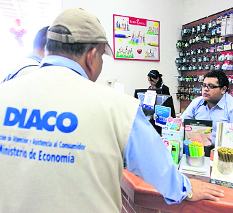 Inspectores de la Diaco revisan diversos productos en comercios.