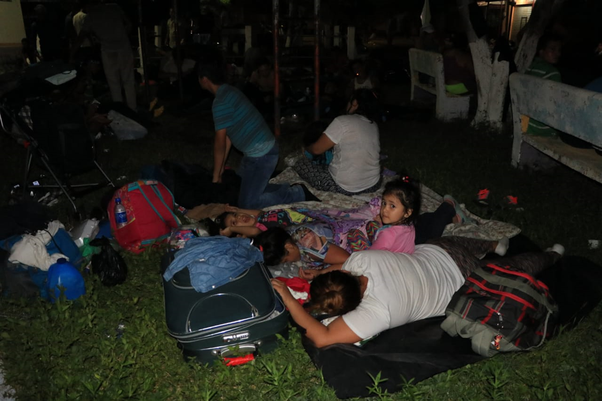 Al igual que en la caravana de hondureños, en la de El Salvador también viajan niños. (Foto Prensa Libre: Enrique Paredes)