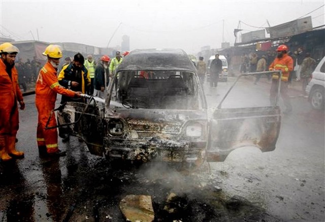 Bomberos de Pakistán intentan extinguir un incendio luego de una explosión suicida, el Peshawar. (Foto Prensa Libre: AP)
