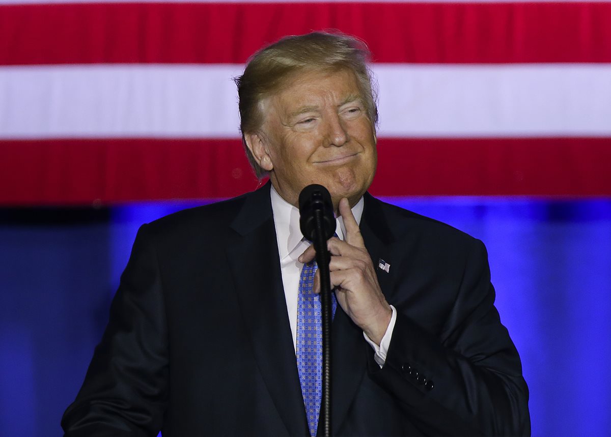Demócratas piden la renuncia de dos secretarios del gobierno de Donald Trump, por uso de recursos para lujos. (Foto Prensa Libre: AP)