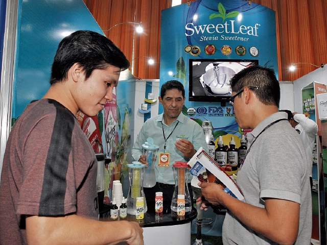 Edulcorante de sabores  ofrece la  marca SweetLeaf Stevia en Guatemala. Tienen diferentes  sabores como chocolate, vainilla, caramelo, limón, lima limón, explicó Georgina Bran, gerente de mercado de  Renovare, S. A., distribuidora de la marca para Centroamérica. También tienen una línea orgánica. La marca está  asociada a la  Liga de la Diabetes en EE. UU. (Foto PL: Paulo Raquec)