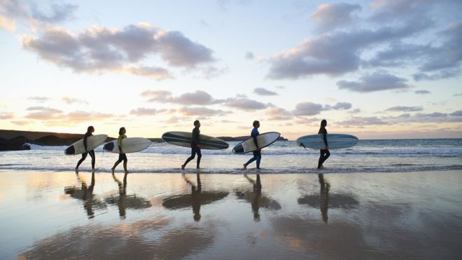 El surf es un deporte cada vez más popular en muchos lugares del mundo. GETTY IMAGES