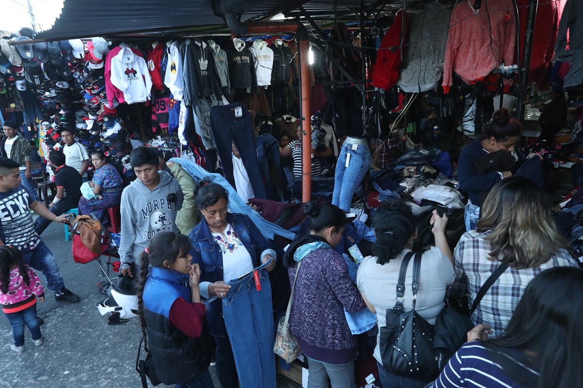 Artículos de vestuario y calzado son los principales productos que buscan los consumidores en la temporada de fin de año. (Foto Prensa Libre: Esbin García).
