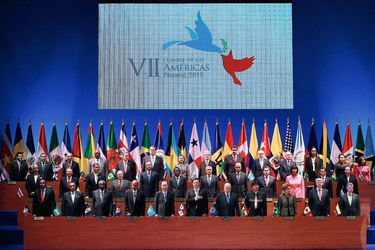 La declaración fue en el marco de la VII Cumbre de las Américas. (Foto Prensa Libre: EFE).