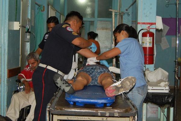 Socorristas trasladan a un hospital a la mujer herida de bala. (Foto Prensa Libre: Alex Coyoy)<br _mce_bogus="1"/>