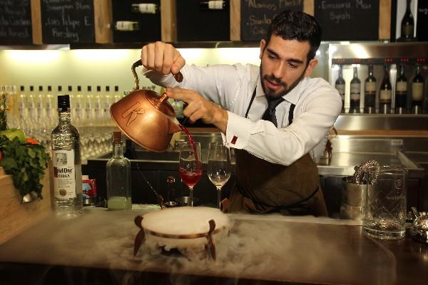 Paulo Figuereido  prepara el coctel From Schiedam with love, a base de rosa de Jamaica. (Foto Prensa Libre: Edwin Castro)