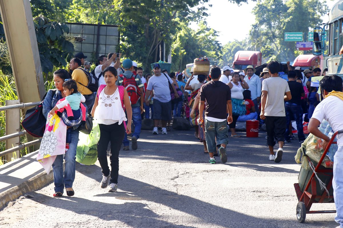 Cientos de pobladores resultaron afectados por el bloqueo en el km 178 de la ruta al suroccidente, en Santa Cruz Muluá, Retalhuleu. (Foto Prensa Libre: Rolando Miranda)