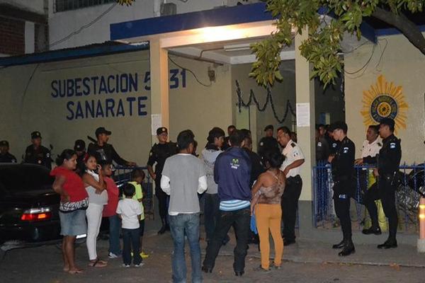 Pobladores se congregaron en la subestación policial de Sanarate, El Progreso tras el tiroteo que ocurrió en el parque. (Foto Prensa Libre: Hugo Oliva)