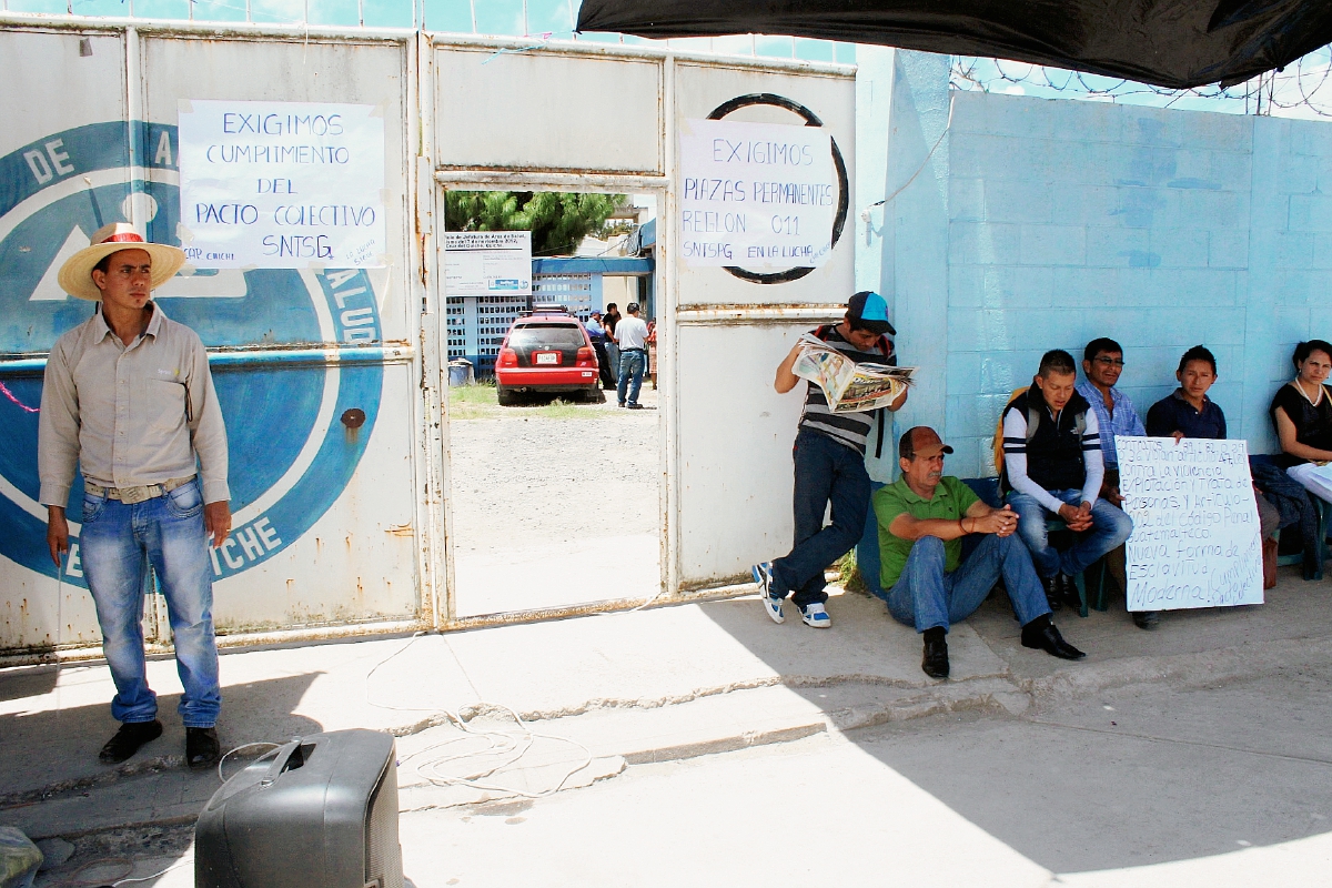 Salubristas sindicalizados cuidan la entrada al Área de Salud de Quiché, con sede en Santa Cruz del Quiché. (Foto Prensa Libre: Óscar Figueroa)