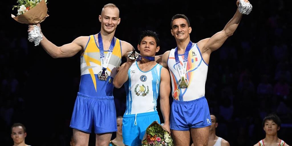El gimnasta guatemalteco Jorge Vega en lo más alto del podio en la categoría de piso en la final del año pasado en Francia. (Foto Prensa Libre: Hemeroteca PL)